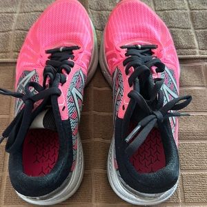 Womens size 7 New Balance tennis shoes